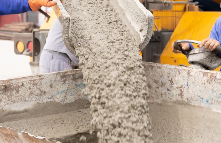 Pracownicy wylewający beton